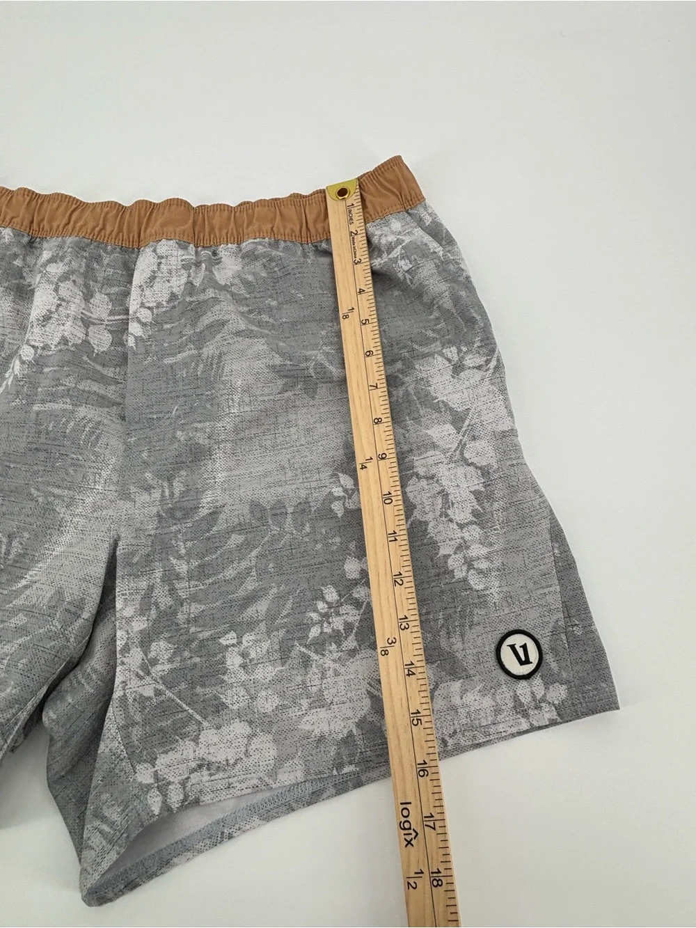 Vuori Mens Cape Short Size XL Gray Floral Leaf Swim Board Shorts V369 Stretch